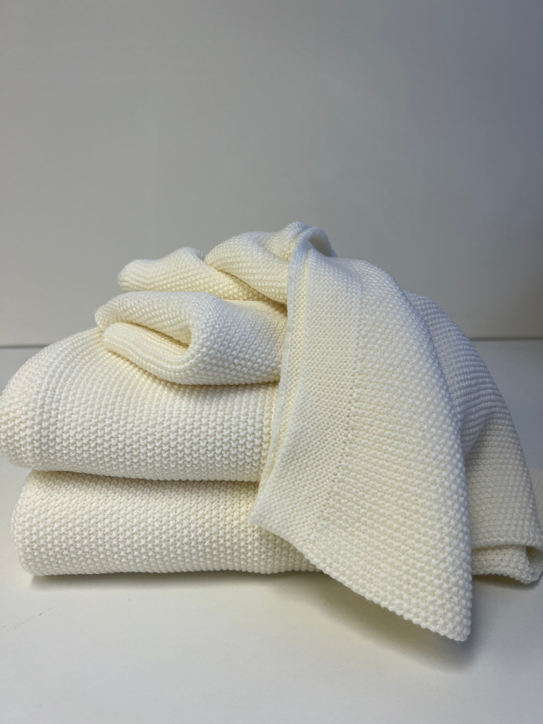 White 100% merino wool blanket